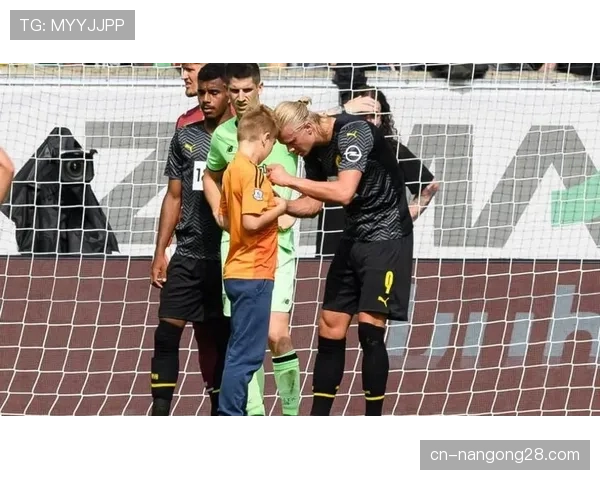 场边花絮：一位小球迷冲入场内，与哈兰德击掌后被安全带离